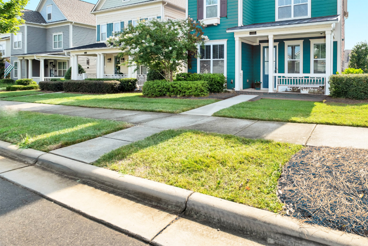 does-a-homeowner-own-the-grass-patch-between-the-sidewalk-and-the-curb